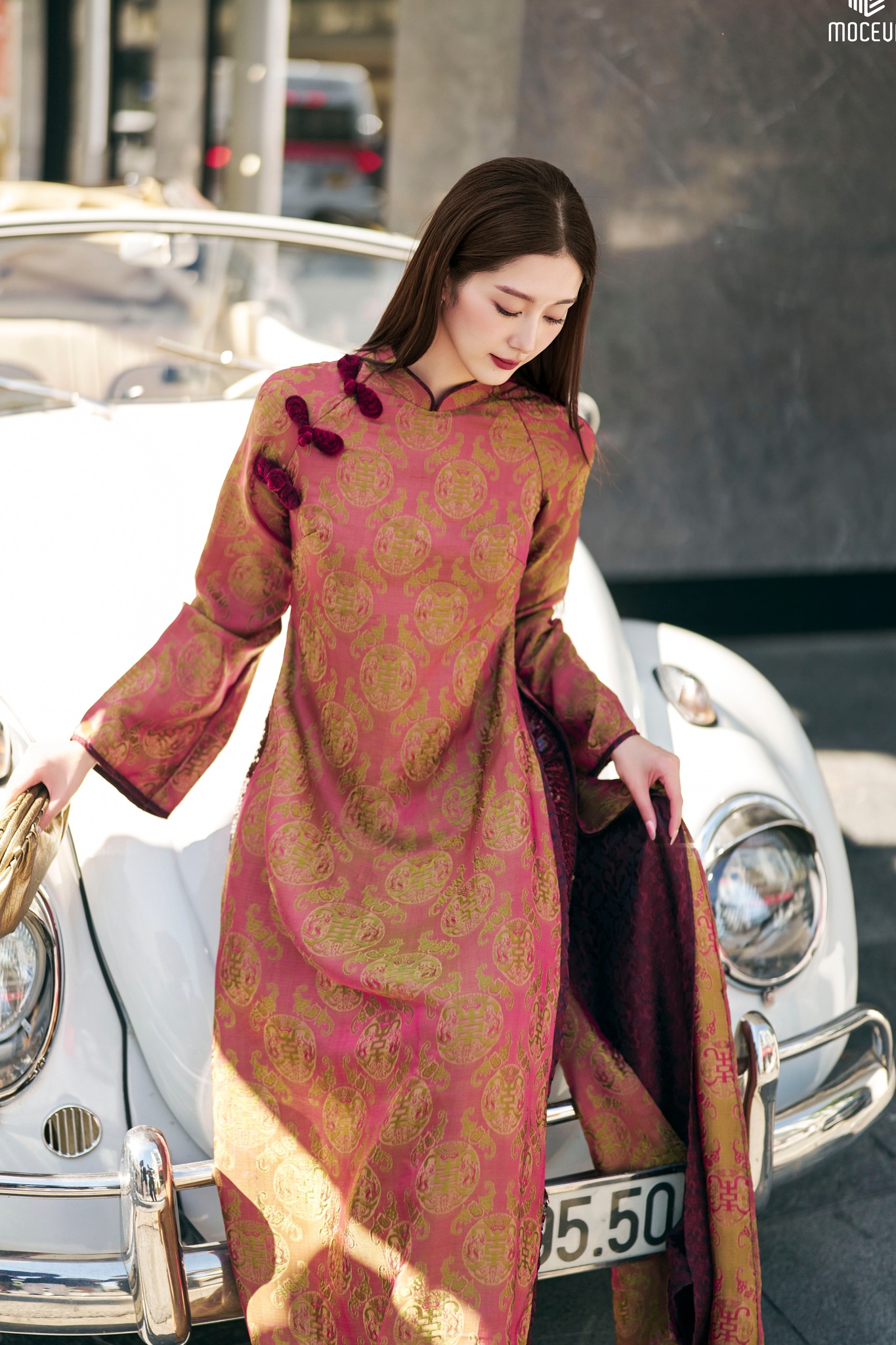 T&acirc;m điểm xu hướng &aacute;o d&agrave;i Tết 2026: &Aacute;o d&agrave;i t&agrave; k&eacute;p (4 t&agrave;) nh&acirc;n đ&ocirc;i vẻ thướt tha, sang chảnh cho ph&aacute;i đẹp- Ảnh 9.