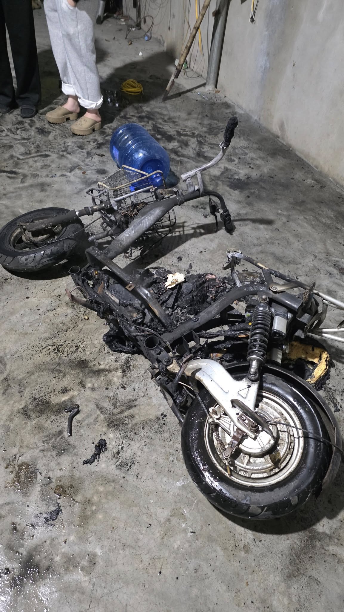 Cả x&oacute;m hốt hoảng bỏ dở trận b&oacute;ng chung kết SEA Games 33 sau tiếng h&ocirc; ho&aacute;n thất thanh: Cảnh tượng sau đ&oacute; khiến nhiều người h&uacute; v&iacute;a- Ảnh 1.