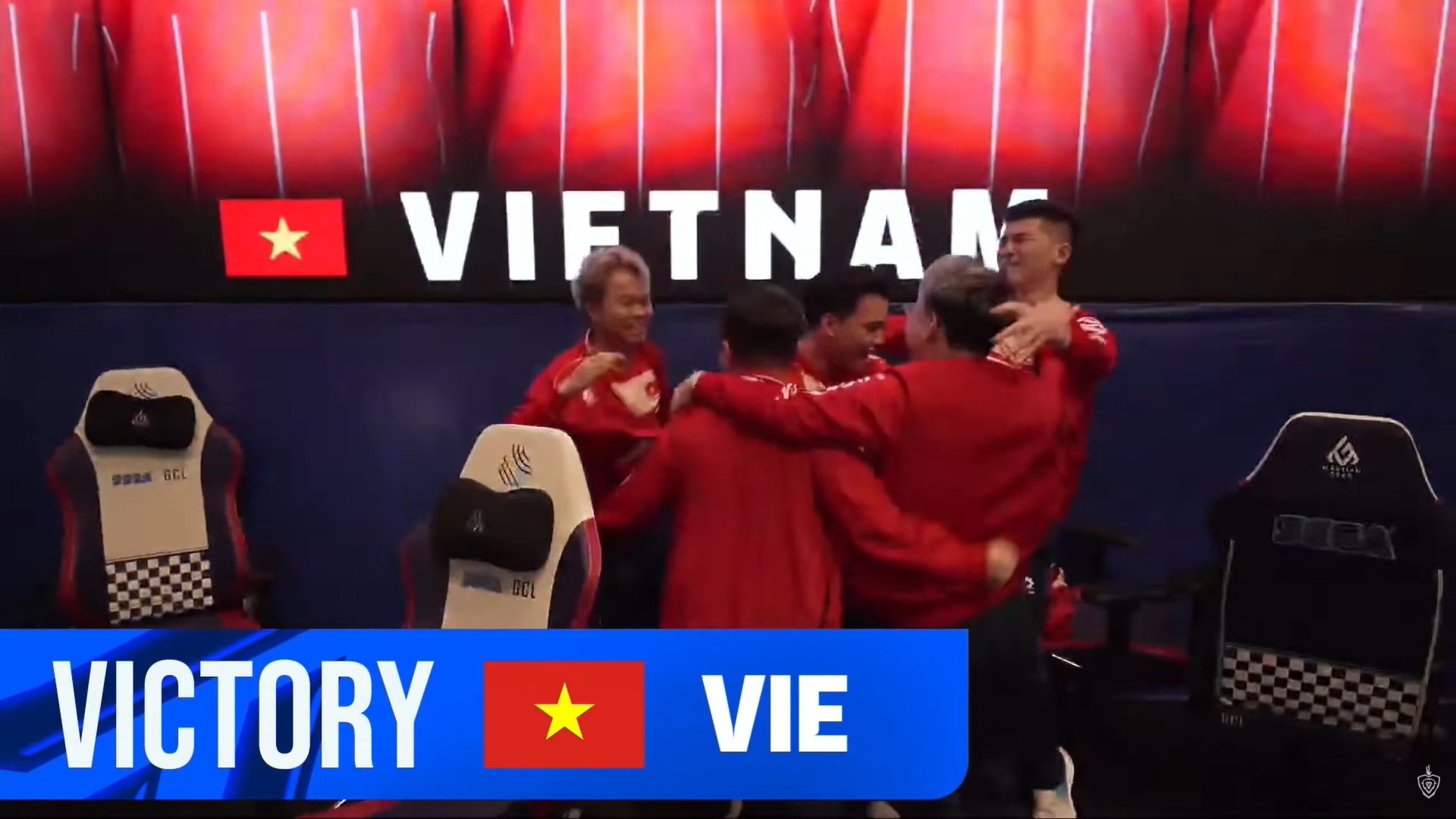 Khoảnh khắc đặc biệt nhất ng&agrave;y h&ocirc;m nay: Tuyển thủ Việt Nam n&acirc;ng ghế ăn mừng Huy chương V&agrave;ng SEA Games- Ảnh 3.