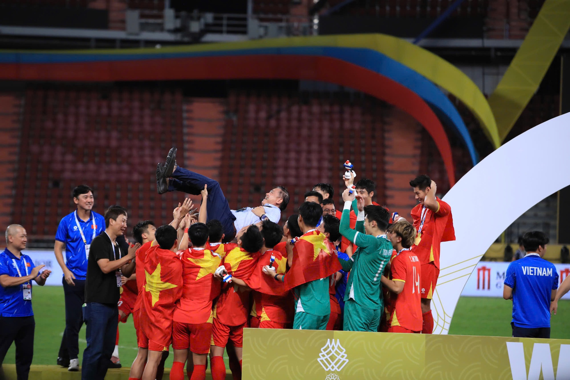 U22 Việt Nam tung HLV Kim Sang-sik l&ecirc;n ăn mừng HCV SEA Games! Đ&atilde; qu&aacute; Việt Nam ơi- Ảnh 9.