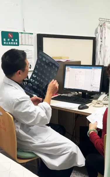 Shipper từng l&agrave; thủ khoa, học Y 13 năm đến bậc Tiến sĩ: "Họ n&oacute;i t&ocirc;i đang x&uacute;c phạm cha mẹ"- Ảnh 2.