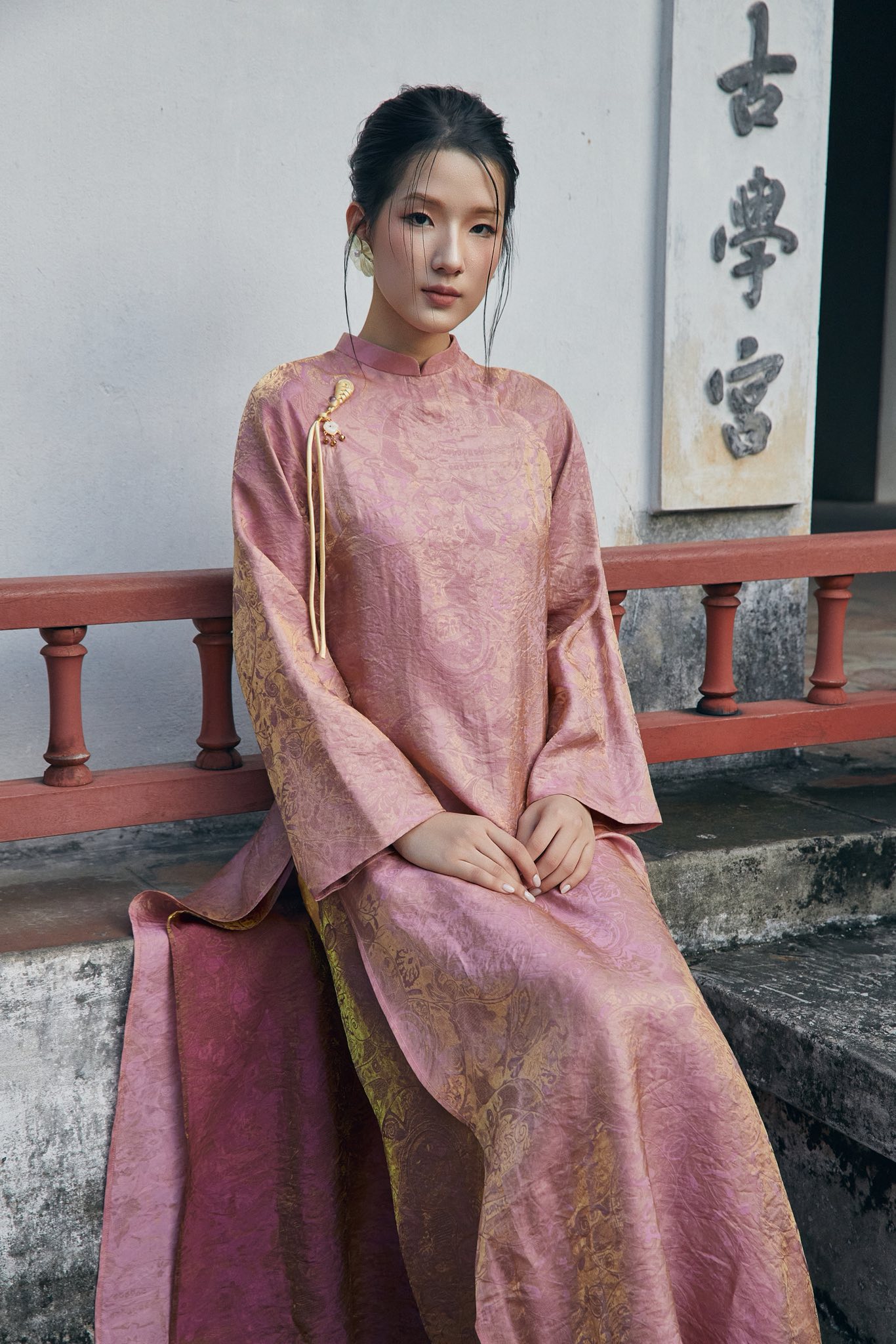 T&acirc;m điểm xu hướng &aacute;o d&agrave;i Tết 2026: &Aacute;o d&agrave;i t&agrave; k&eacute;p (4 t&agrave;) nh&acirc;n đ&ocirc;i vẻ thướt tha, sang chảnh cho ph&aacute;i đẹp- Ảnh 10.