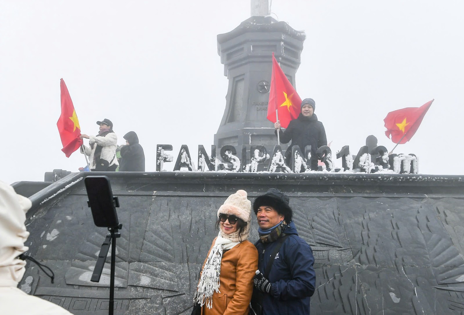 Cảnh tượng tuyết phủ trắng n&oacute;c nh&agrave;, lối đi ở Fansipan đầu năm nay: D&acirc;n t&igrave;nh c&agrave;ng hừng hực kh&iacute; thế đi 