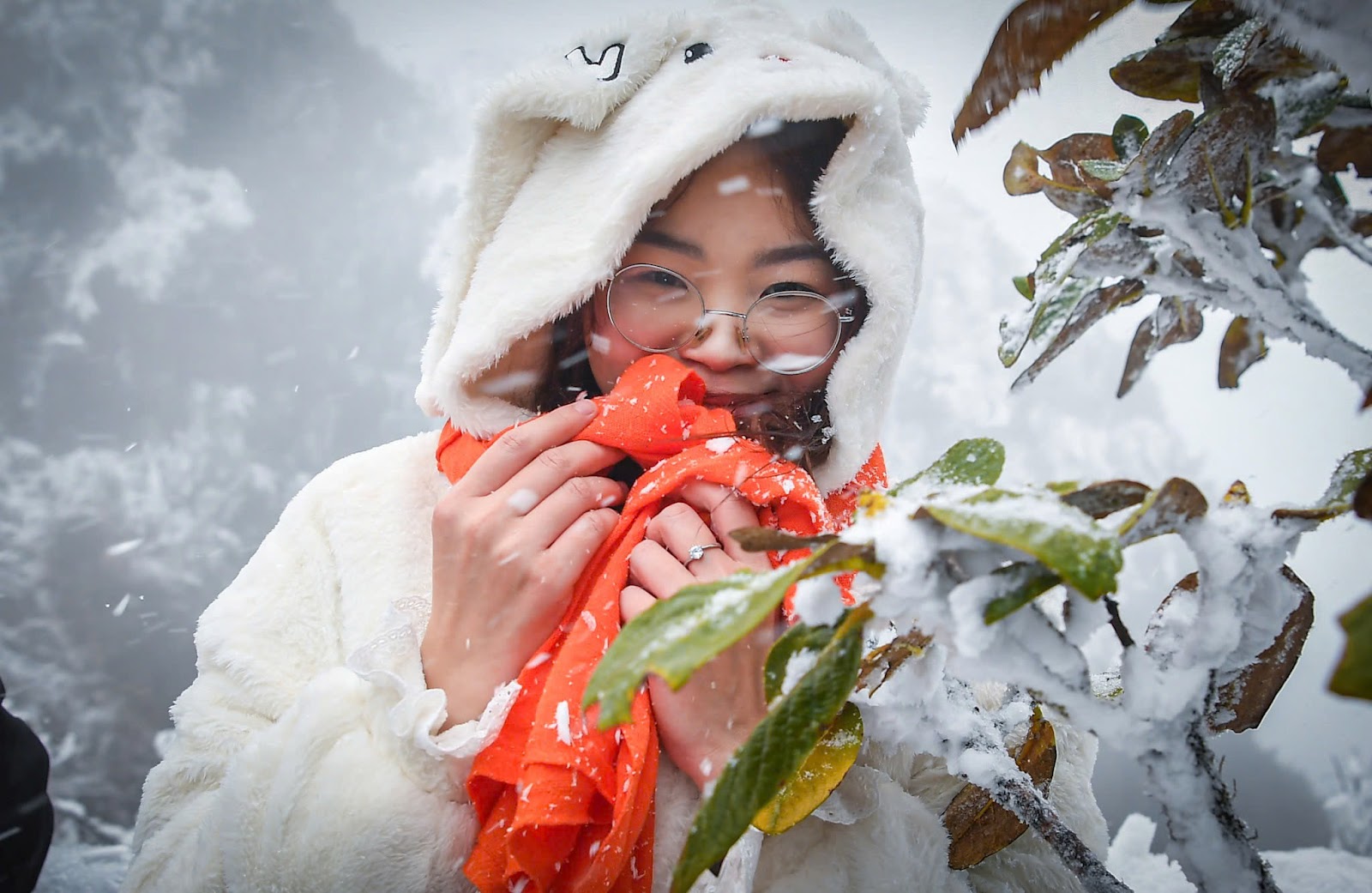 Cảnh tượng tuyết phủ trắng n&oacute;c nh&agrave;, lối đi ở Fansipan đầu năm nay: D&acirc;n t&igrave;nh c&agrave;ng hừng hực kh&iacute; thế đi 