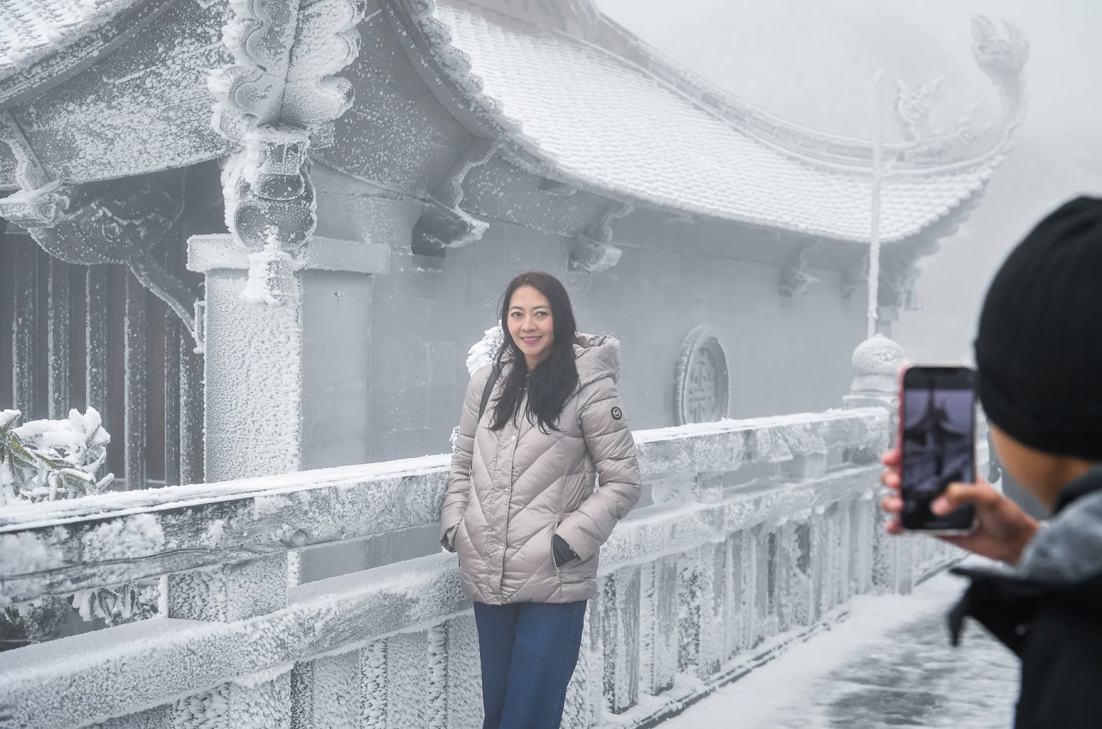 Cảnh tượng tuyết phủ trắng n&oacute;c nh&agrave;, lối đi ở Fansipan đầu năm nay: D&acirc;n t&igrave;nh c&agrave;ng hừng hực kh&iacute; thế đi 