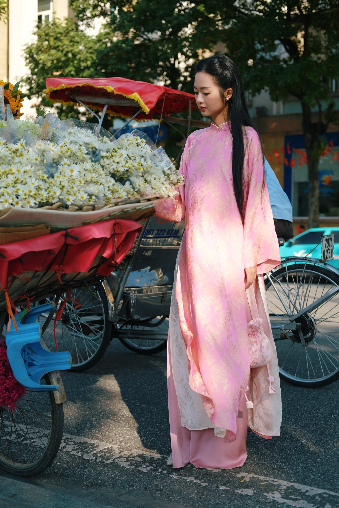 T&acirc;m điểm xu hướng &aacute;o d&agrave;i Tết 2026: &Aacute;o d&agrave;i t&agrave; k&eacute;p (4 t&agrave;) nh&acirc;n đ&ocirc;i vẻ thướt tha, sang chảnh cho ph&aacute;i đẹp- Ảnh 14.