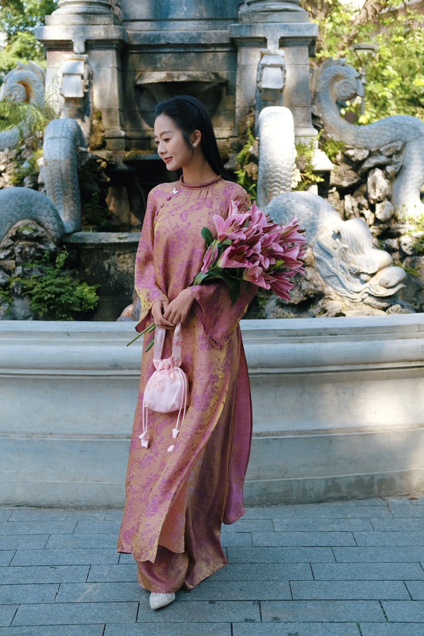 T&acirc;m điểm xu hướng &aacute;o d&agrave;i Tết 2026: &Aacute;o d&agrave;i t&agrave; k&eacute;p (4 t&agrave;) nh&acirc;n đ&ocirc;i vẻ thướt tha, sang chảnh cho ph&aacute;i đẹp- Ảnh 15.