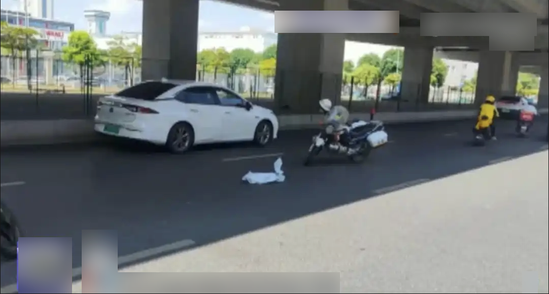 Nhận 97.000 đồng để giao... 1 con cá sấu, shipper gặp nguy khi đơn hàng bất ngờ sống dậy giữa đường đi- Ảnh 4. Nhận 97.000 đồng để giao... 1 con cá sấu, shipper gặp nguy khi đơn hàng bất ngờ sống dậy giữa đường đi- Ảnh 4.