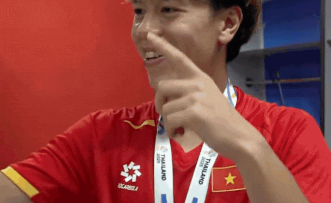 "Đột nhập" ph&ograve;ng thay đồ U22 Việt Nam: Cầu thủ bật loa ca h&aacute;t, tranh thủ gọi về nh&agrave; ăn mừng HCV c&ugrave;ng người th&acirc;n- Ảnh 2.