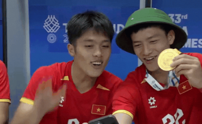 "Đột nhập" ph&ograve;ng thay đồ U22 Việt Nam: Cầu thủ bật loa ca h&aacute;t, tranh thủ gọi về nh&agrave; ăn mừng HCV c&ugrave;ng người th&acirc;n- Ảnh 1.