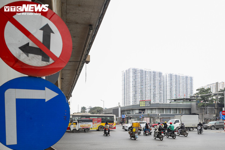 Cảnh giao th&ocirc;ng hỗn loạn tại n&uacute;t giao chưa được lắp camera AI ở H&agrave; Nội- Ảnh 6.