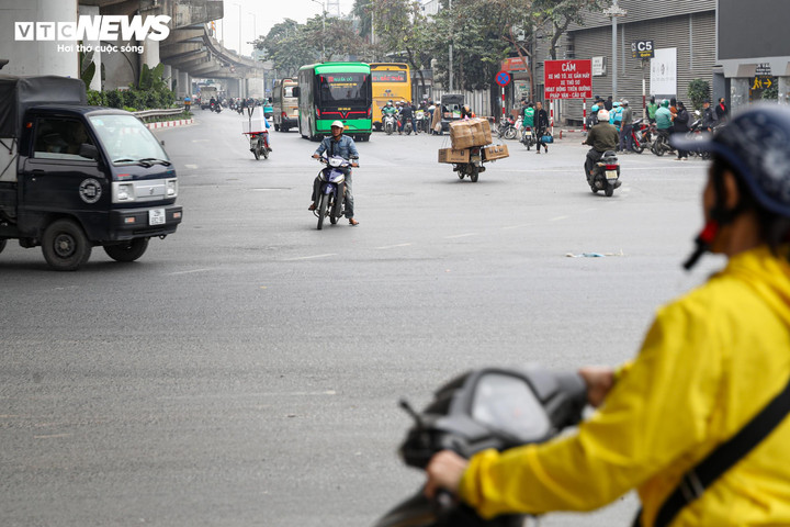 Cảnh giao th&ocirc;ng hỗn loạn tại n&uacute;t giao chưa được lắp camera AI ở H&agrave; Nội- Ảnh 13.