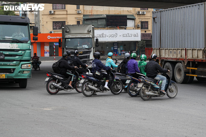 Cảnh giao th&ocirc;ng hỗn loạn tại n&uacute;t giao chưa được lắp camera AI ở H&agrave; Nội- Ảnh 9.