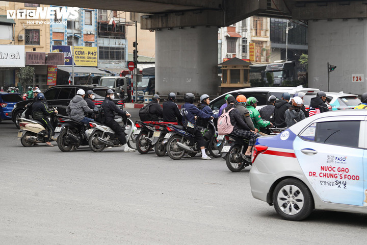 Cảnh giao th&ocirc;ng hỗn loạn tại n&uacute;t giao chưa được lắp camera AI ở H&agrave; Nội- Ảnh 7.