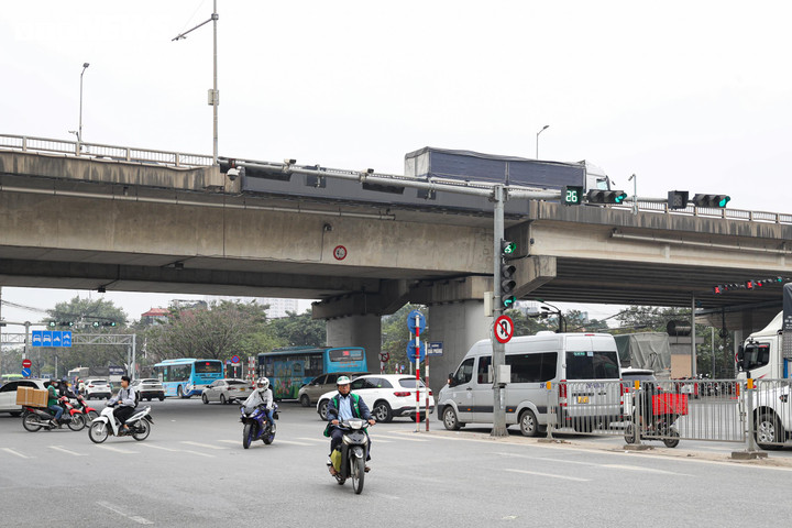 Cảnh giao th&ocirc;ng hỗn loạn tại n&uacute;t giao chưa được lắp camera AI ở H&agrave; Nội- Ảnh 2.