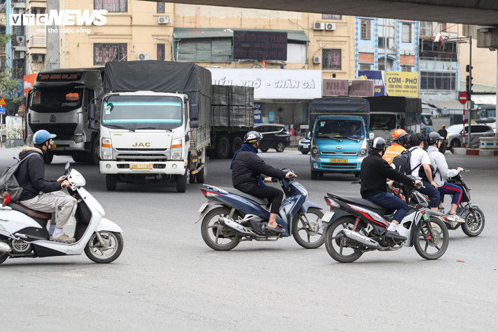 Cảnh giao th&ocirc;ng hỗn loạn tại n&uacute;t giao chưa được lắp camera AI ở H&agrave; Nội- Ảnh 8.