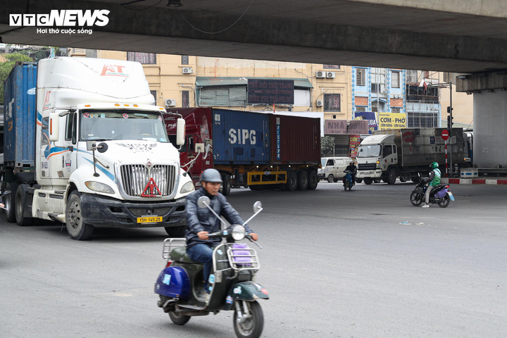 Cảnh giao th&ocirc;ng hỗn loạn tại n&uacute;t giao chưa được lắp camera AI ở H&agrave; Nội- Ảnh 5.
