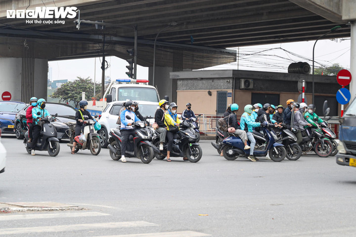 Cảnh giao th&ocirc;ng hỗn loạn tại n&uacute;t giao chưa được lắp camera AI ở H&agrave; Nội- Ảnh 10.