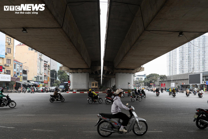 Cảnh giao th&ocirc;ng hỗn loạn tại n&uacute;t giao chưa được lắp camera AI ở H&agrave; Nội- Ảnh 1.