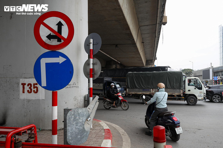 Cảnh giao th&ocirc;ng hỗn loạn tại n&uacute;t giao chưa được lắp camera AI ở H&agrave; Nội- Ảnh 4.