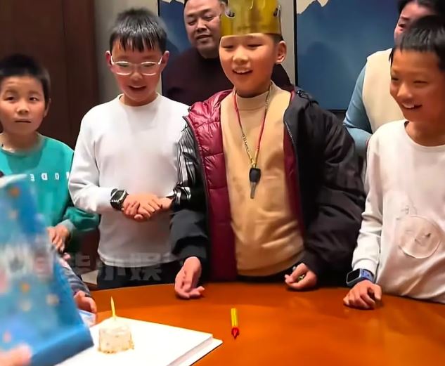 Bức ảnh sinh nhật đ&aacute;ng xấu hổ nhất năm: Con trai mặt buồn thiu c&ograve;n bố mẹ bị chỉ tr&iacute;ch khắp MXH- Ảnh 1.