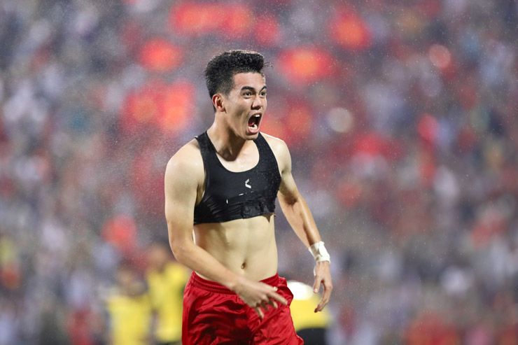 Sự thật về chiếc &ldquo;crop top đen&rdquo; gi&uacute;p Thanh Nh&agrave;n v&agrave; Tiến Linh khoe m&uacute;i, khoe cả chiến thắng- Ảnh 5.