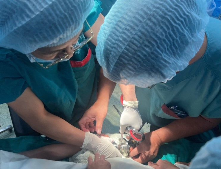 Bệnh nhi &lsquo;&ocirc;m&rsquo; ổ kh&oacute;a nhập viện cấp cứu, b&aacute;c sĩ ph&aacute;t cảnh b&aacute;o khẩn- Ảnh 2.