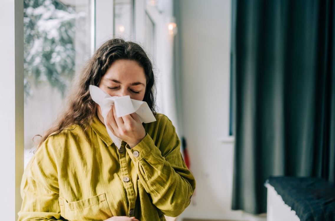 V&igrave; sao n&ecirc;n đặt 1 b&aacute;t nước trong nh&agrave; m&ugrave;a đ&ocirc;ng?- Ảnh 1.