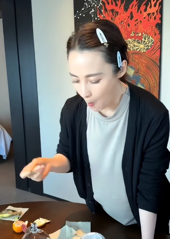 &ldquo;Đệ nhất mỹ nh&acirc;n&rdquo; bị trợ l&yacute; mắng như con, đ&oacute;i đến mức phải v&eacute;t đ&aacute;y nồi, ăn qu&yacute;t cả vỏ- Ảnh 3.