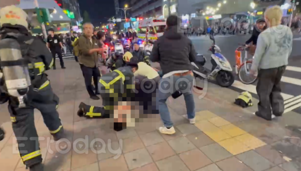 R&uacute;ng động Đ&agrave;i Loan (Trung Quốc): Hiện trường vụ tấn c&ocirc;ng li&ecirc;n ho&agrave;n khiến nhiều người thương vong, hung thủ tử vong sau g&acirc;y &aacute;n- Ảnh 1.