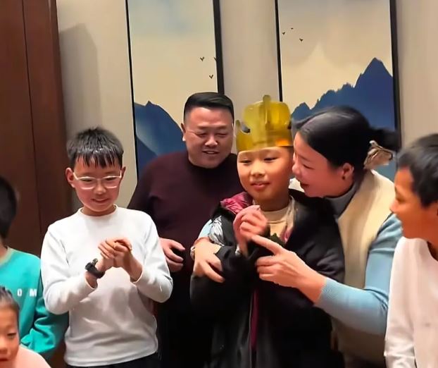 Bức ảnh sinh nhật đ&aacute;ng xấu hổ nhất năm: Con trai mặt buồn thiu c&ograve;n bố mẹ bị chỉ tr&iacute;ch khắp MXH- Ảnh 2.