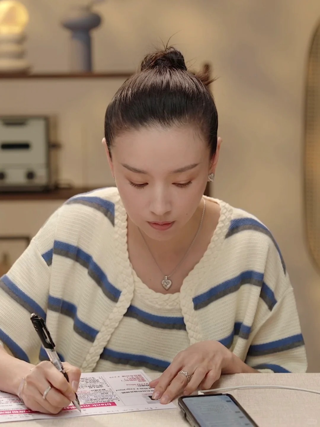 Xem Đổng Khiết livestream: Khi b&aacute;n h&agrave;ng trở th&agrave;nh một liệu ph&aacute;p 