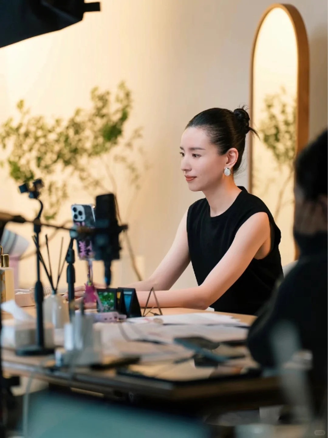 Xem Đổng Khiết livestream: Khi b&aacute;n h&agrave;ng trở th&agrave;nh một liệu ph&aacute;p 