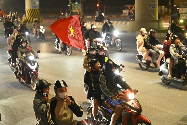 Em gái Trấn Thành cùng bạn trai là ca sĩ nổi tiếng xuống đường đi bão mừng tuyển Việt Nam vô địch Đông Nam Á- Ảnh 1. Em gái Trấn Thành cùng bạn trai là ca sĩ nổi tiếng xuống đường đi bão mừng tuyển Việt Nam vô địch Đông Nam Á- Ảnh 1.