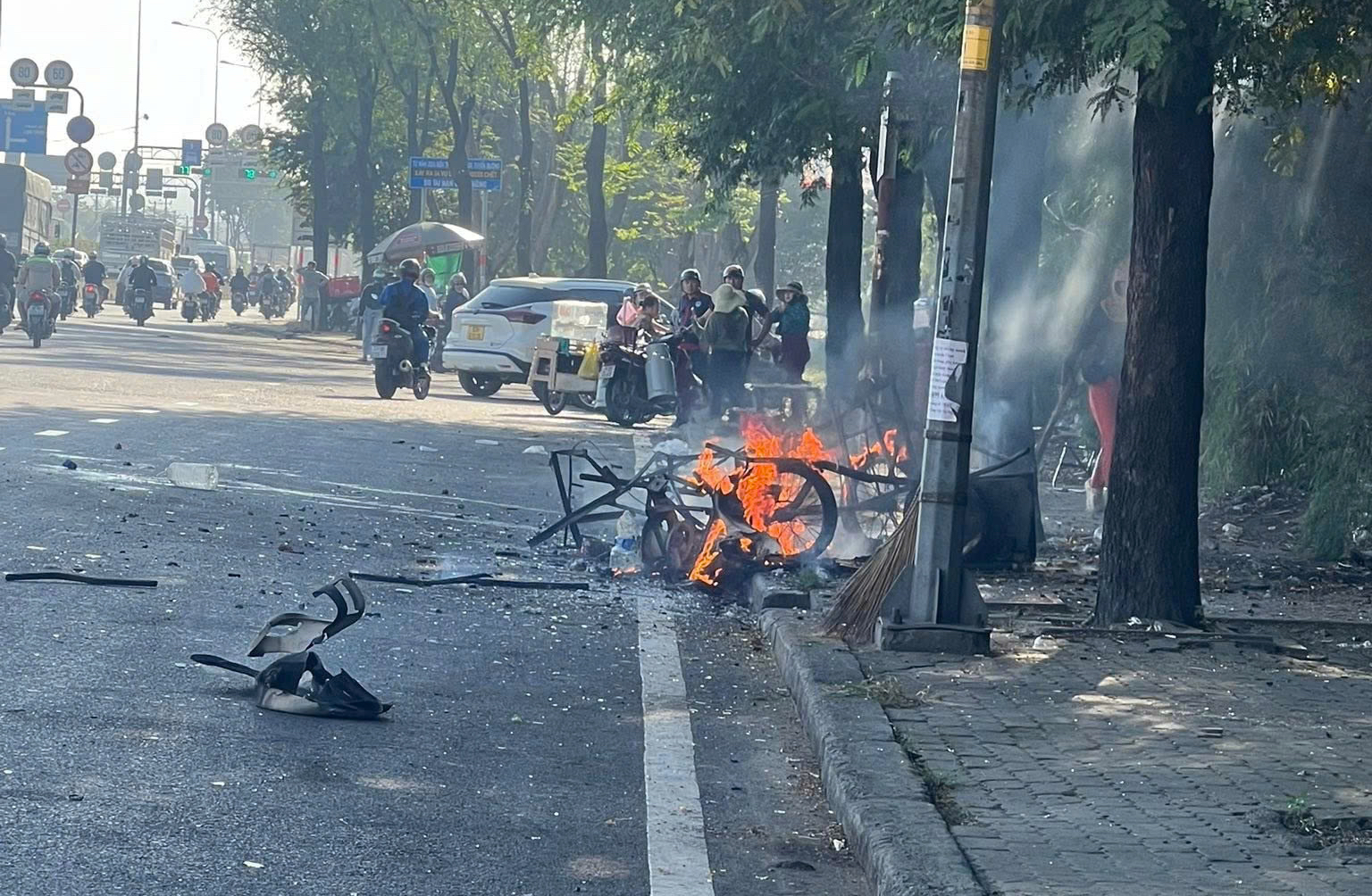 B&igrave;nh gas ph&aacute;t nổ ở gần cầu vượt Linh Xu&acirc;n, xe b&uacute;n ri&ecirc;u tan t&agrave;nh- Ảnh 3.