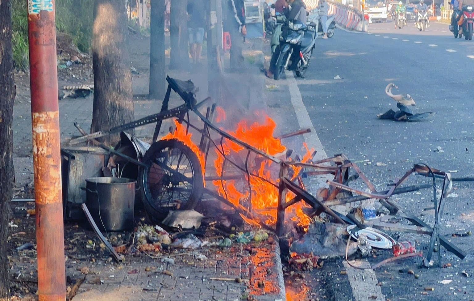 B&igrave;nh gas ph&aacute;t nổ ở gần cầu vượt Linh Xu&acirc;n, xe b&uacute;n ri&ecirc;u tan t&agrave;nh- Ảnh 2.