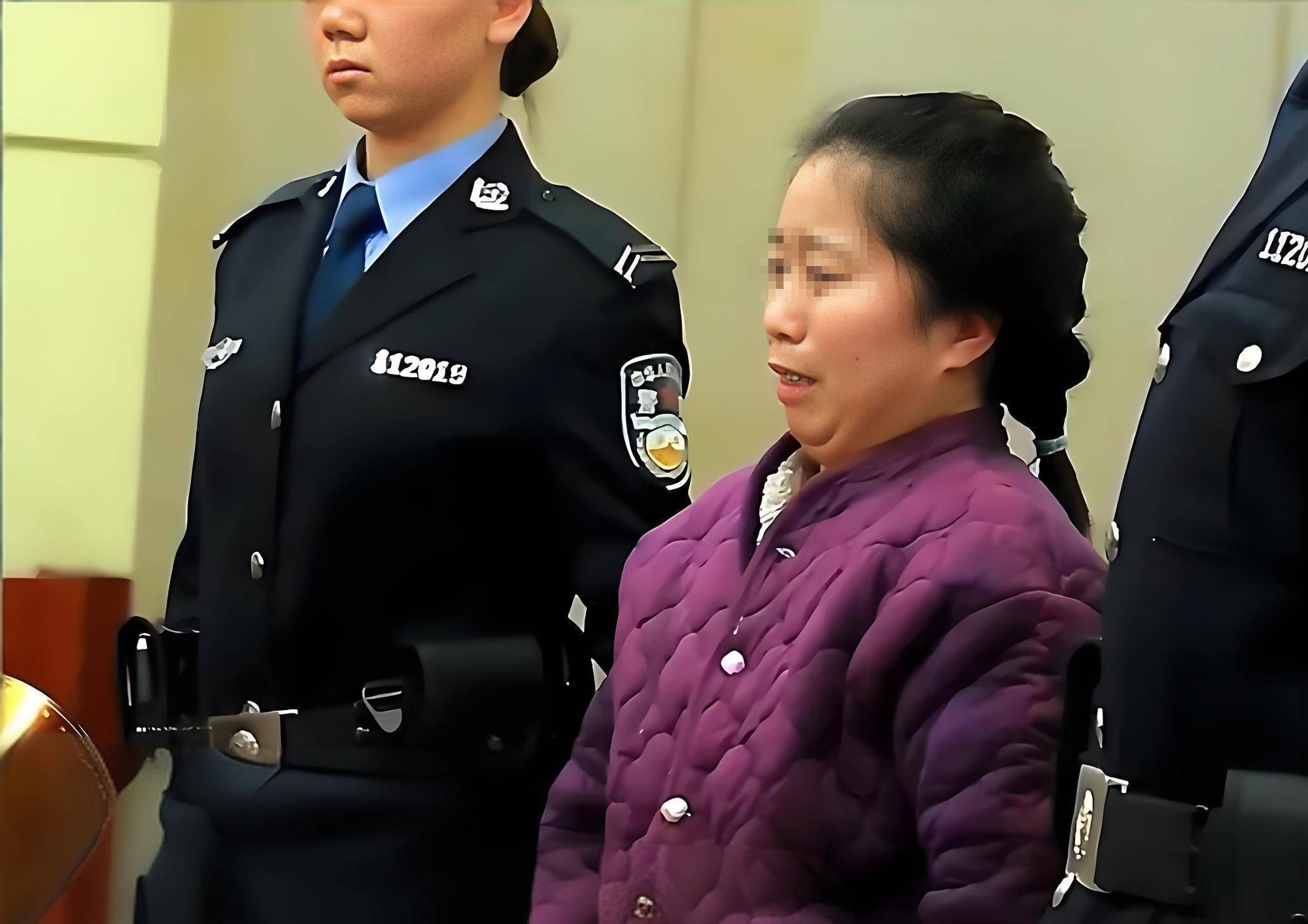 Bảo mẫu đưa con trai đến ở nhờ, tới giờ cơm con g&aacute;i chủ nh&agrave; vừa định ăn th&igrave; bị chỉ thẳng mặt: "Ai cho m&agrave;y ăn trước"- Ảnh 2.