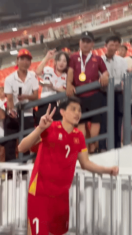 "Đột nhập" ph&ograve;ng thay đồ U22 Việt Nam: Cầu thủ bật loa ca h&aacute;t, tranh thủ gọi về nh&agrave; ăn mừng HCV c&ugrave;ng người th&acirc;n- Ảnh 3.