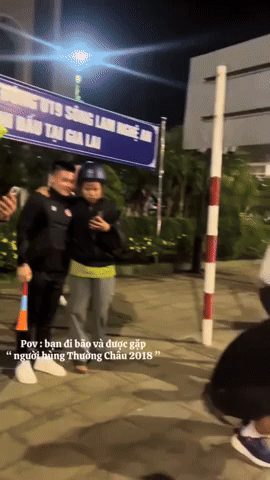 Bắt gặp Quang Hải lao ra đường ăn mừng U22 Việt Nam v&ocirc; địch: Người tạo trend 