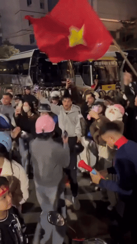 Bắt gặp Quang Hải lao ra đường ăn mừng U22 Việt Nam v&ocirc; địch: Người tạo trend 