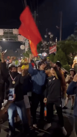 Bắt gặp Quang Hải lao ra đường ăn mừng U22 Việt Nam v&ocirc; địch: Người tạo trend 