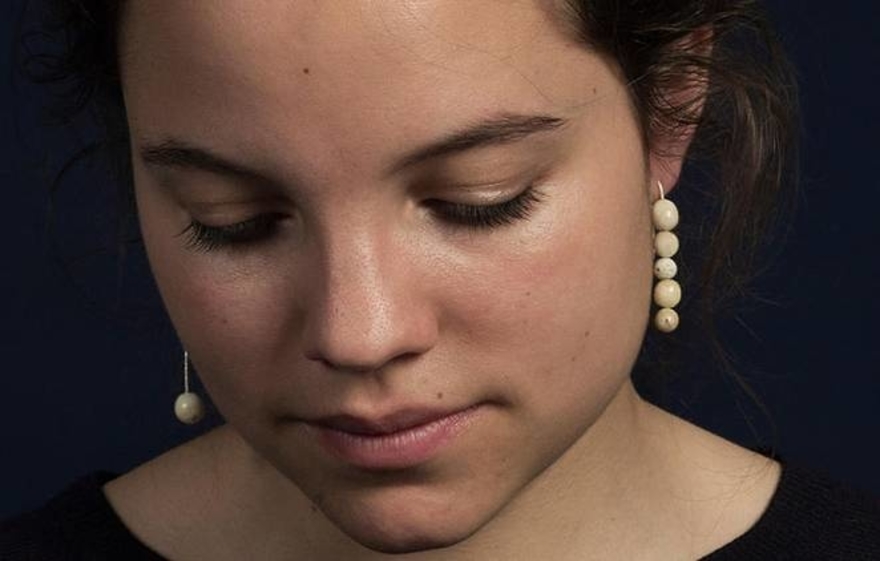 C&ocirc; g&aacute;i chuy&ecirc;n thu mua răng người- Ảnh 1.