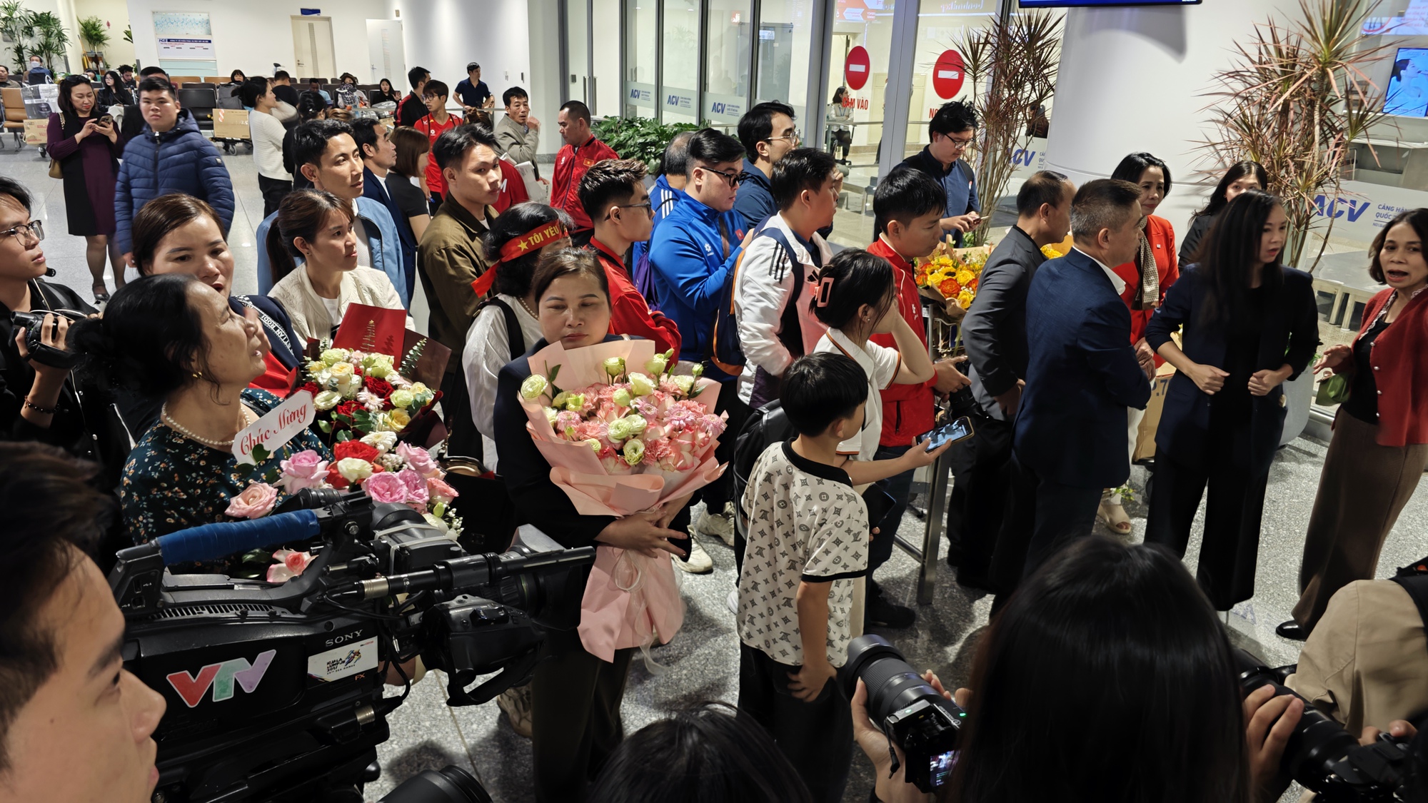 U22 Việt Nam s&aacute;ng rực cả s&acirc;n bay Nội B&agrave;i trong ng&agrave;y mang HCV SEA Games về nước- Ảnh 14.