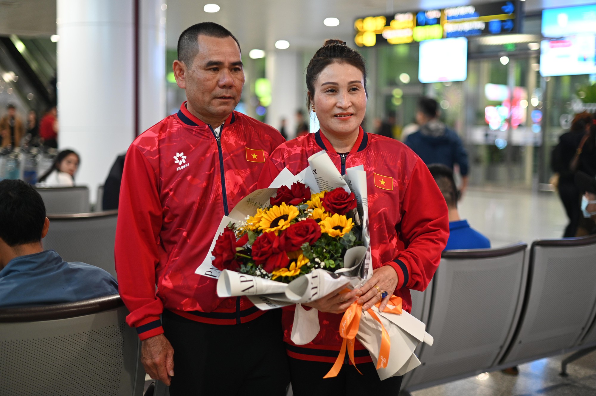 U22 Việt Nam s&aacute;ng rực cả s&acirc;n bay Nội B&agrave;i trong ng&agrave;y mang HCV SEA Games về nước- Ảnh 16.