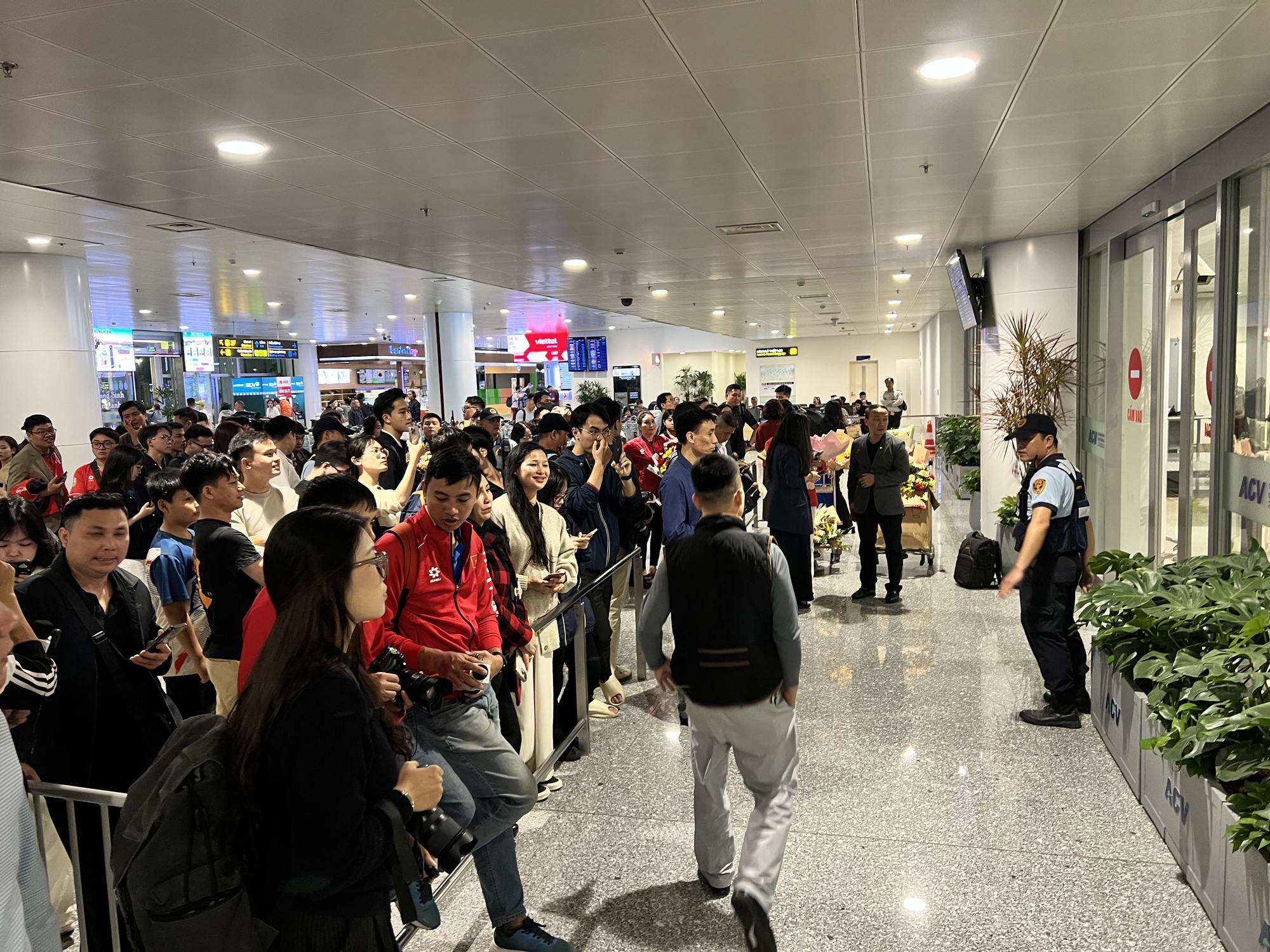 U22 Việt Nam s&aacute;ng rực cả s&acirc;n bay Nội B&agrave;i trong ng&agrave;y mang HCV SEA Games về nước- Ảnh 15.