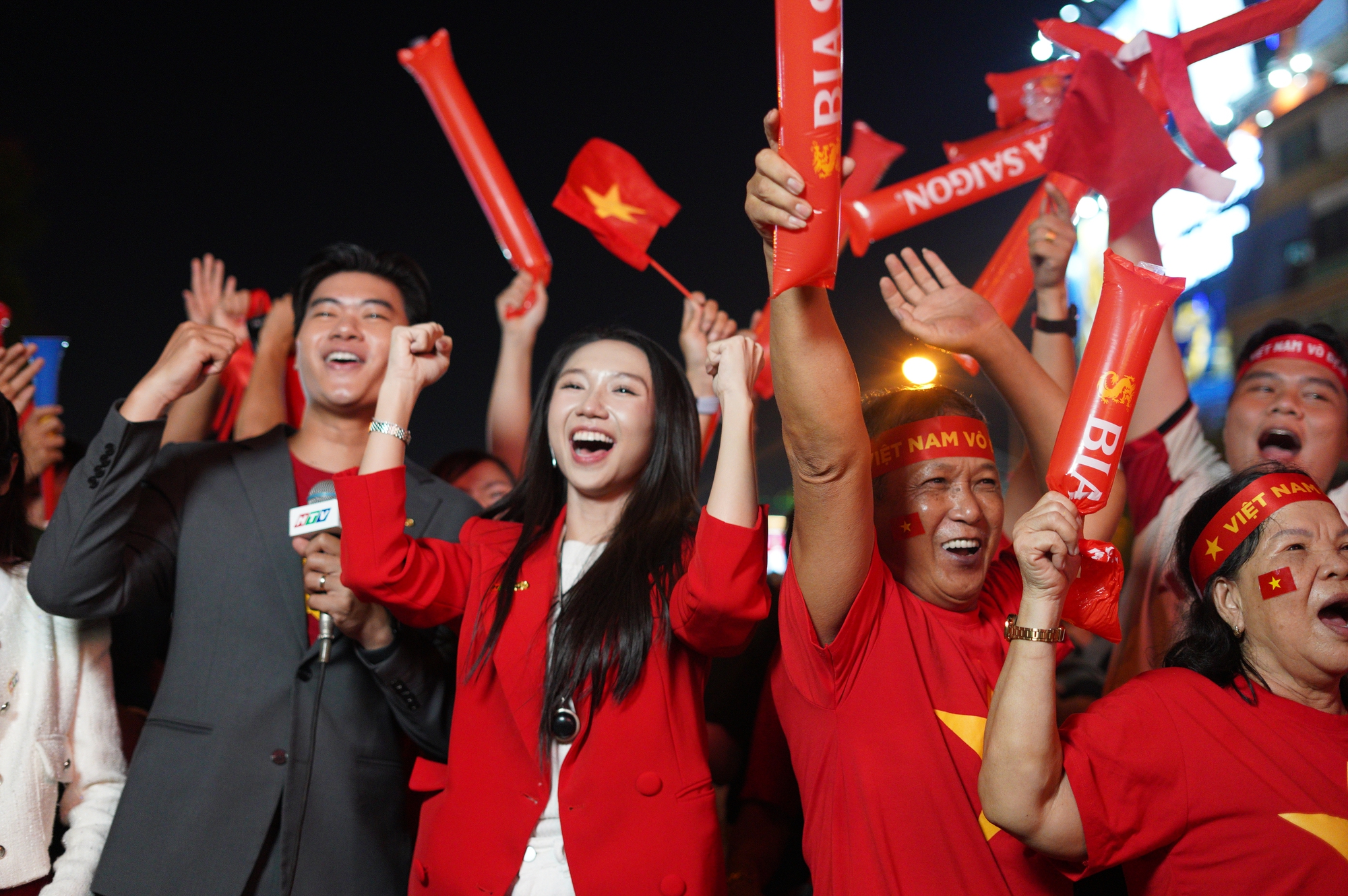 Em gái Trấn Thành cùng bạn trai là ca sĩ nổi tiếng xuống đường đi bão mừng tuyển Việt Nam vô địch Đông Nam Á- Ảnh 2. Em gái Trấn Thành cùng bạn trai là ca sĩ nổi tiếng xuống đường đi bão mừng tuyển Việt Nam vô địch Đông Nam Á- Ảnh 2.