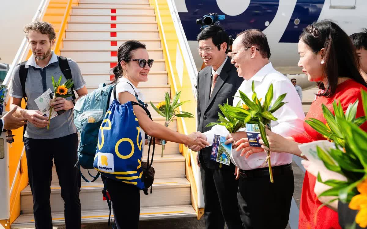 Ph&oacute; Chủ tịch Thường trực UBND tỉnh An Giang ch&agrave;o đ&oacute;n vị kh&aacute;ch quốc tế thứ 20 triệu đến Việt Nam - Ảnh; Sở Du lịch An Giang