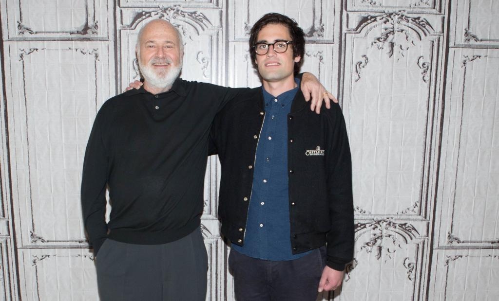 "Nghịch tử" vừa thảm s&aacute;t bố mẹ đạo diễn: Bị c&ograve;ng tay x&iacute;ch ch&acirc;n, tỏ th&aacute;i độ lạnh g&aacute;y trong ng&agrave;y hầu t&ograve;a- Ảnh 3.