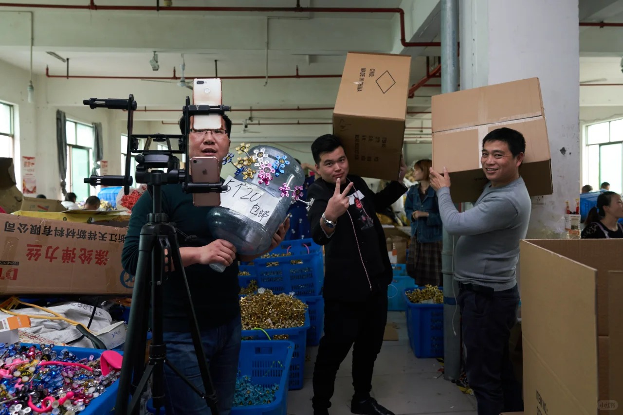 G&oacute;c khuất sau những phi&ecirc;n livestream "ngh&igrave;n đơn": Bữa tiệc ti&ecirc;u d&ugrave;ng đi&ecirc;n cuồng, mồ h&ocirc;i rơi tr&ecirc;n b&agrave;n ph&iacute;m v&agrave; giấc mộng đổi đời nơi "thủ phủ h&agrave;ng sỉ"- Ảnh 4.