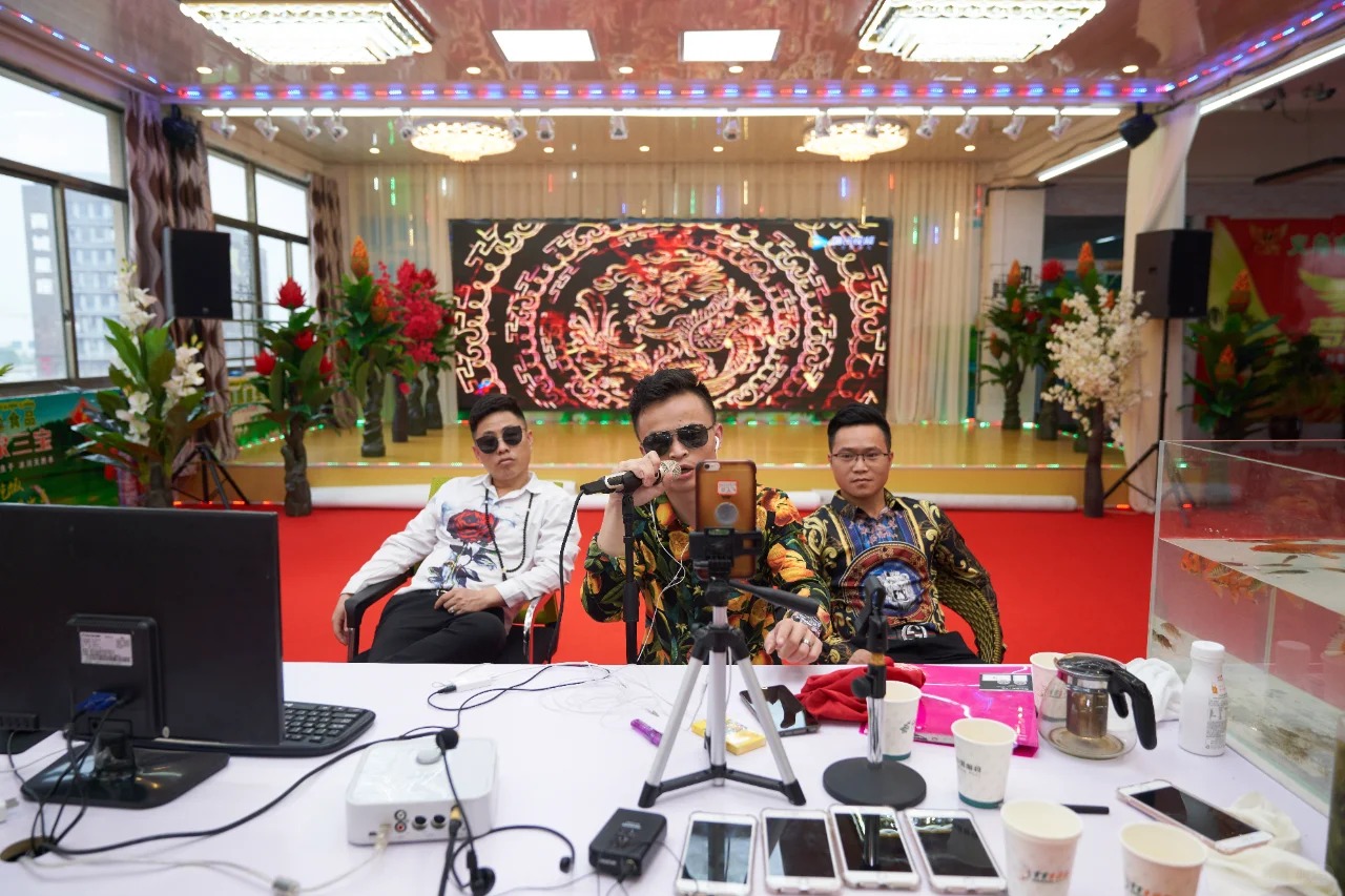 G&oacute;c khuất sau những phi&ecirc;n livestream "ngh&igrave;n đơn": Bữa tiệc ti&ecirc;u d&ugrave;ng đi&ecirc;n cuồng, mồ h&ocirc;i rơi tr&ecirc;n b&agrave;n ph&iacute;m v&agrave; giấc mộng đổi đời nơi "thủ phủ h&agrave;ng sỉ"- Ảnh 8.